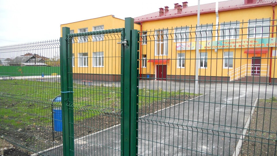 Установка безопасных ограждений для детских площадок в Ижевске