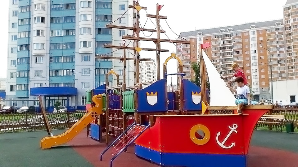 Монтаж корабликов на детской площадке в Ижевске